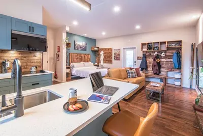 Image de Sparkling New Rossland Midtown Studio Apartment