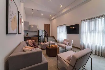 Image de E303 - Top Floor 3-Bed With Private Terrace & A/C