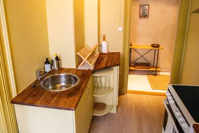 Image de Charming 1800s Apt w/ Fireplace - Free parking