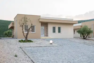 Image de Ero modern holiday home with pool and jacuzzi overlooking Trebizat river.
