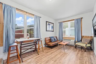 Image de 1br w/ 2 Beds Near Snowshoe | Modern Apt + Parking