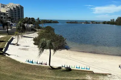 Image de Cozy 1-bedroom condo in Hudson with WiFi, fitness room, private beach & pool