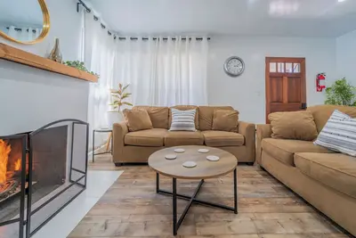 Image de White Heaven House 3-bedroom house with Ac, WiFi in Enchanting Compton