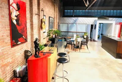 Image de 4br Loft Home: 6 car ‘bat cave’ parking 5, 000ft2, 15' ceilings, 20min to Us Open