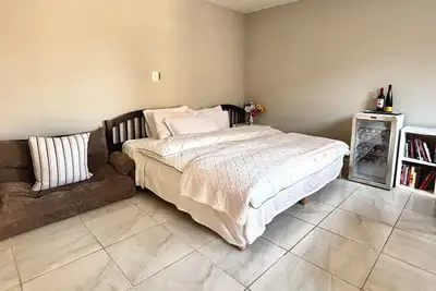 Image de Perfect 1-bedroom Bungalow:King Cozy Bed-Next to Big Park&Energy Corridor-Garage