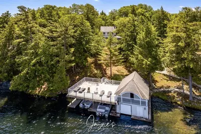 Image de 7 bed 4 bath cottage with 300ft waterfront on Lake Rosseau