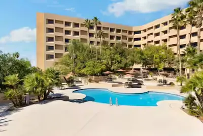 Image de 2 Queen Beds, 4 Relaxing Units, Hilton Tucson East