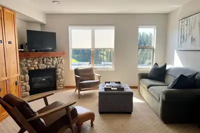 Image de Top floor studio condo at Creekside - pet friendly, views, close to trails