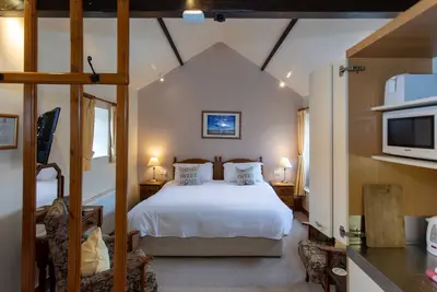 Image de Walcott Studio Room -  a comfy room with hideaway kitchen