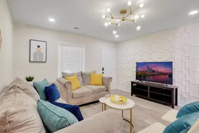Image de Chic home w king bed in Raleigh -starts at 3. 5k/month