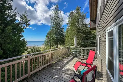 Image de Log Cottage on Lake Huron – Peaceful South Shore Escape on Manitoulin Island.