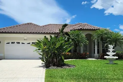 Image de Palm Palace, villa with pool & dock on canal