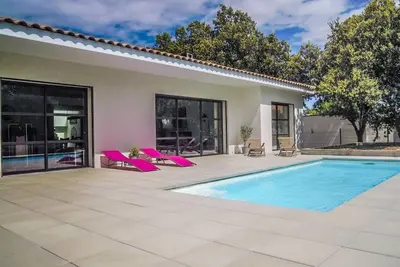 Image de Près d'Uzès, moderne villa climatisée à Vers-Pont-du-Gard, piscine privée.