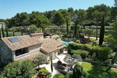 Image de Beau mas en pierre à Orgon, grand parc avec piscine chauffée, clôturée, animaux acceptés (1).