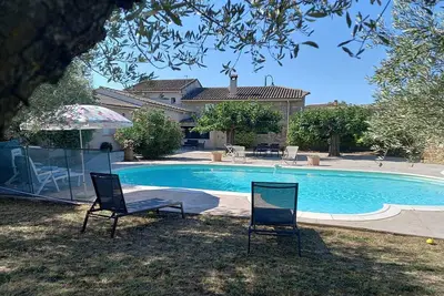 Image de Mas climatisé situé entre Provence et Ardèche, piscine, ping-pong, animaux admis (1).