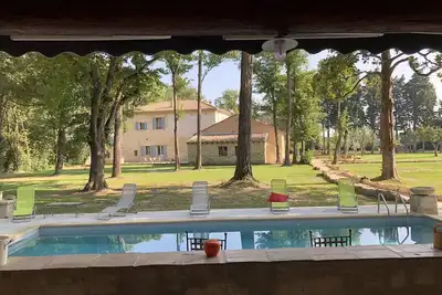 Image de Mas provençal climatisé, à Beaucaire, Gard, salle de jeux et piscine chauffée.
