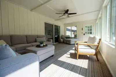 Image de MIBlueCottage by Hutchins Lake near wineries, orchards, and <10 mi to Saugatuck