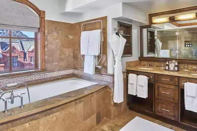 Image de 2 Bdrm/ 2. 5 Bath, St. Regis Aspen Residence, June 28 - July 5