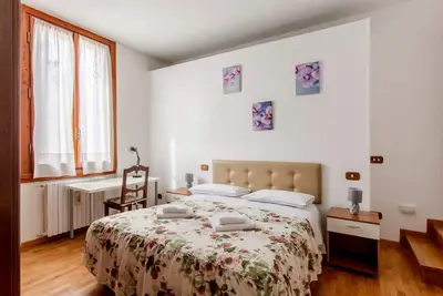Image de Roomy and cozy 85 sqm apartment, able to comfortably accommodate up to 5 people, located on the first floor of a building with No lift. The property is located in the quiet Gavinana district, in the Florence South area, full of services and just over 10