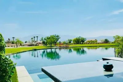 Lakeside Living! Wow! Sleeps 10! 4 Primary Suites