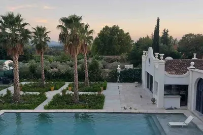 Image de chambre deluxe. salle bain marbre. piscine. jardin. vue. solarium. palmeraie. oliveraie