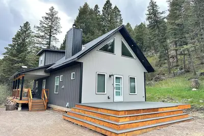 Image de 3-bedroom Off Grid cabin in National Forest with WiFi