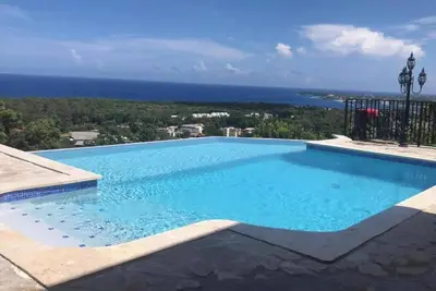 Image de 7br/10ba Villa: Infinity Pool & Breathtaking Sea Views