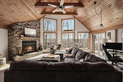 Image de 3 Fireplaces, Hot Tub, Fire Pit, Deck, Pool Access