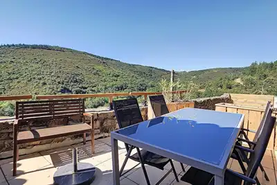 Image de Belle maison avec vue et piscine partagée