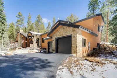 Image de Near Hiking: Luxury Getaway w\/ Deck in Durango!