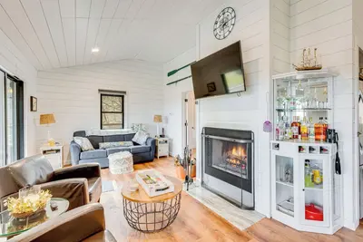 Image de 1 Mi to Marina: Cabin w/ Views Near Atwood Lake!