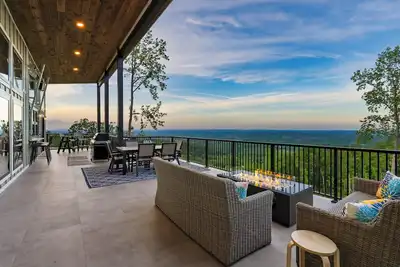 Image de Luxury Group Retreat + Indoor Pool, Arcade & 56-Mile Views | Grand Vista Retreat
