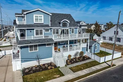 Image de Welcome to your dream vacation home in the heart of Avalon! This stunning 7-bedroom home with Pool.