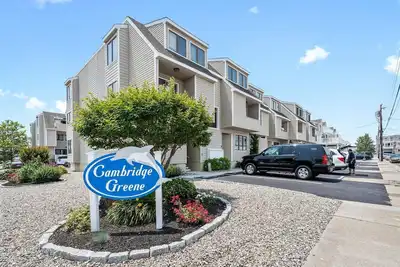 Image de Located on 79th Street, this cozy two-story townhouse-style condo is perfect for beach lovers. .