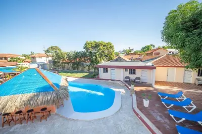 Image de 7br/6ba Villa: Private Pool & Steps to the Sea