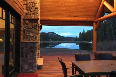 Image de Spectacular Log Home with Private Lakefront, Hot Tub, Firepit & Views in the Mtn