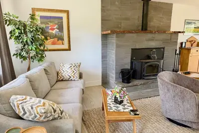 Image de Riverwood Retreat: Modern Charm by the River