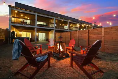 Image de Fireside Haven | Hot Tub + Downtown Walkable