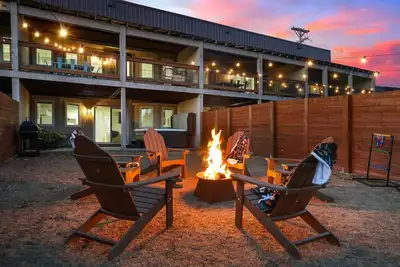 Image de Fireside Grove | Downtown Stay w/ Hot Tub