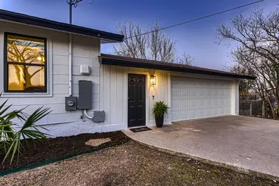 The Galloping Getaway-Walk to the Historic Square!