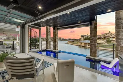 Image de Lonestar Cabana - Lakefront Home w/ Private Pool