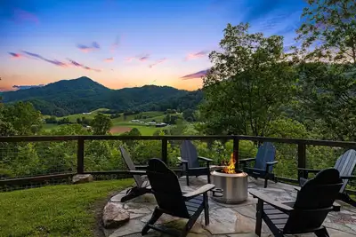Image de Verdant Valley by Cm | Pet-Friendly🐕, Hot Tub, Mtn Views+Biltmore Pass
