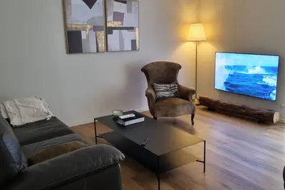 Image de Grand et lumineux T3, entièrement rénové, climatisé, centre ville et parking privé.