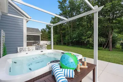 Image de Juniper Presents: Blue Hill Cottage - Walk to Beach, Coffee Shops! Hot tub + Gam
