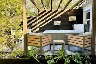 Image de House with Hot Tub, 10 mins to the Beach