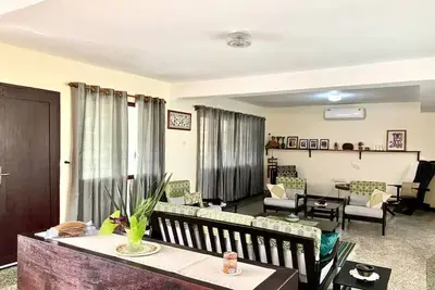 3-bedroom Green Sanctuary in Accra with Pool, Ac, WiFi