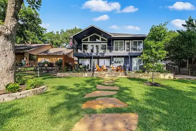 Image de Relax, Play, Repeat! 5 Star Lakefront Retreat - Hot Tub, Dock, Cabana, Game Room