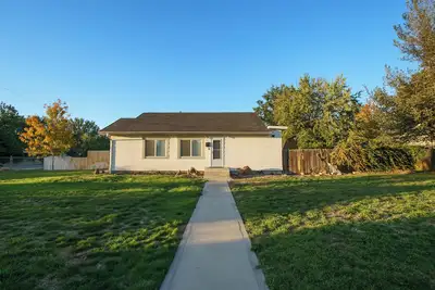 Image de Quarter acre! Rare! 3 Br home Ac, WiFi, fitness room, lots of space and privacy