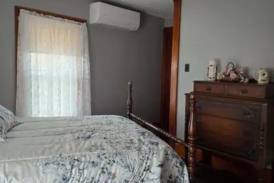 Image de Family-friendly farmhouse property, rural setting, 10 minutes from Tiffin, Oh.