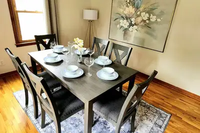 Image de Bloom Bungalow // Charming 2-bedroom house, pet friendly, 7 blks to Mayo Clinic